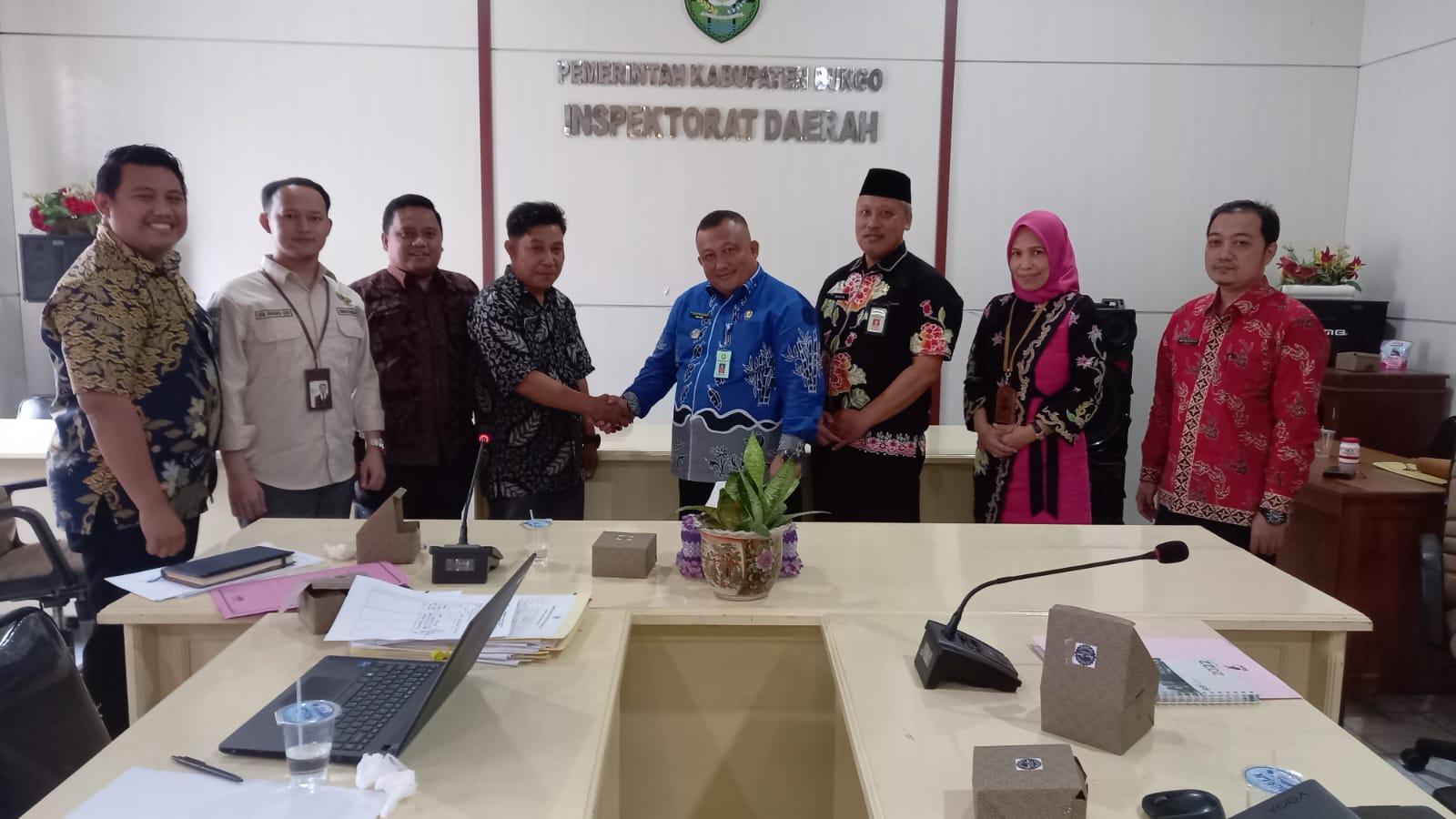 Rapat Pembahasan Penyelesaian Laporan Masyarakat pada Kantor Camat Bathin III oleh Tim Ombudsman RI 