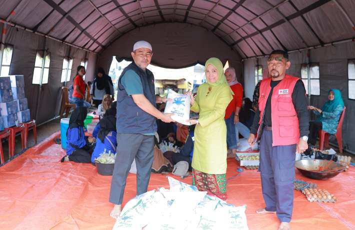 INSPEKTORAT DAERAH MEMBERIKAN BANTUAN UNTUK KORBAN BANJIR